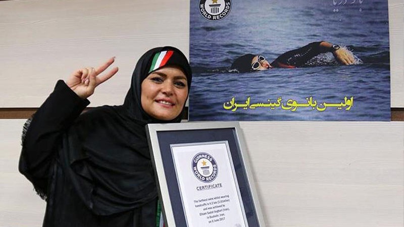 Iranpress: سبّاحة إيرانية تحطم رقم غينيس القياسي للمرة الرابعة