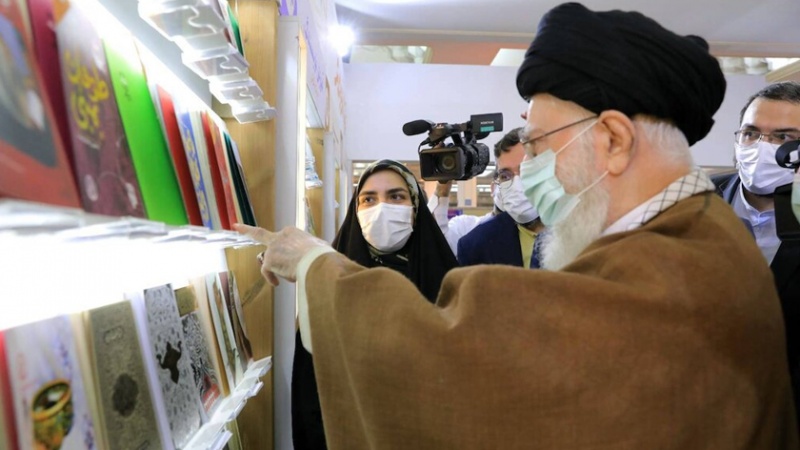Iranpress: قائد الثورة الإسلامية يتفقد معرض طهران الدولي للكتاب