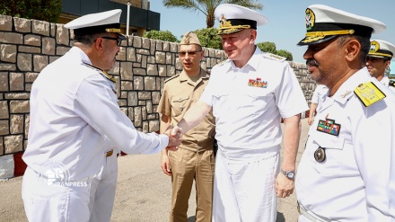 قائد القوة البحرية الروسية يتفقد المنطقة العسكرية الأولى للقوة البحرية الإيرانية 