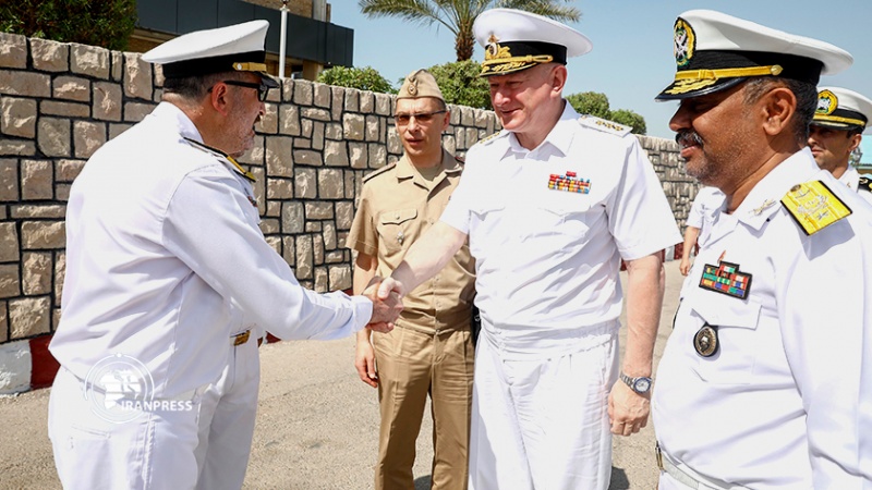 Iranpress: قائد القوة البحرية الروسية يتفقد المنطقة العسكرية الأولى للقوة البحرية الإيرانية 