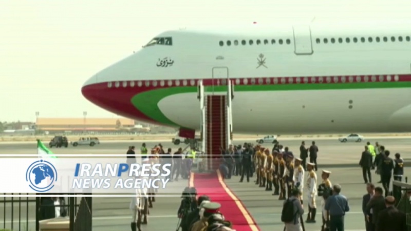 Iranpress: جلالة سلطان عمان يصل طهران 