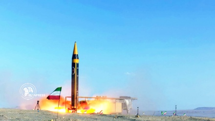إيران تزيح الستار عن أحدث صاروخ بالستي