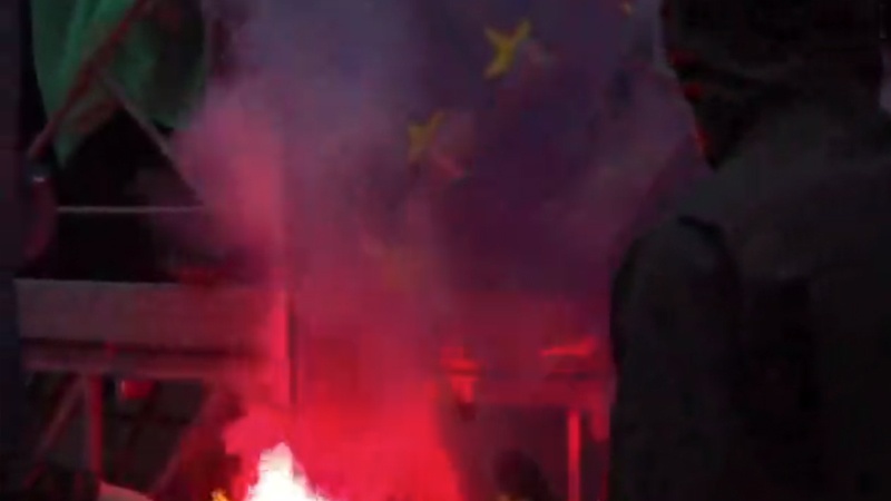 Iranpress: حرق أعلام الاتحاد الأوروبي في مسيرة عيد العمال العالمي في إيطاليا