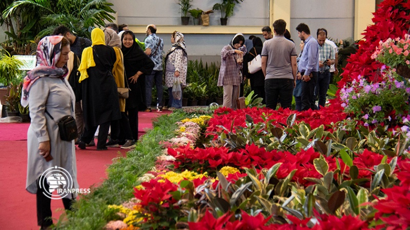 Iranpress: الزوار والسياح يستقبلون معرض الزهور في طهران