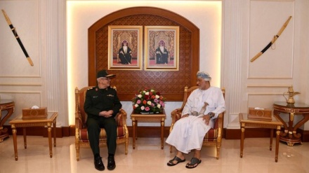 استمرارا للقاءاته في عمان ؛ اللواء باقري يلتقي بسلطان عمان