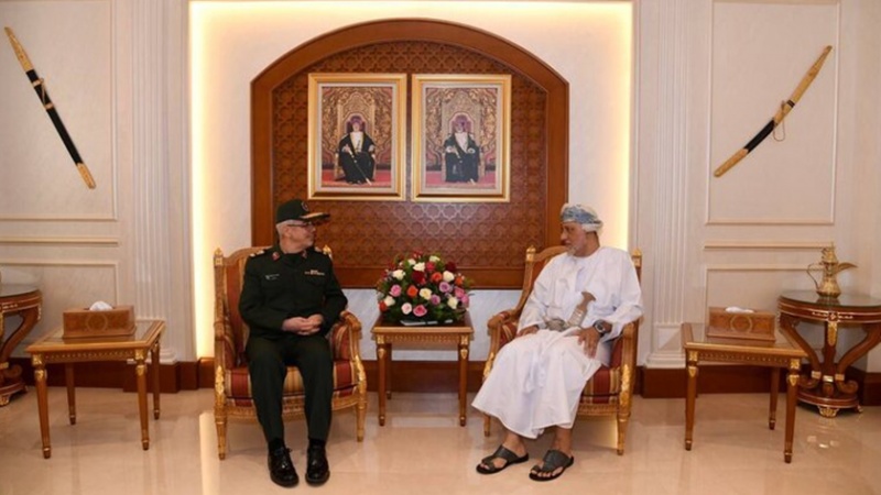 Iranpress: استمرارا للقاءاته في عمان ؛ اللواء باقري يلتقي بسلطان عمان