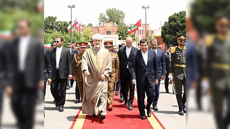 Iranpress: سلطان عمان يغادر طهران إلى مسقط