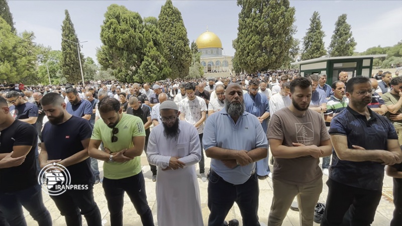 Iranpress: 45 ألفا يؤدون صلاة الجمعة في المسجد الأقصى المبارك