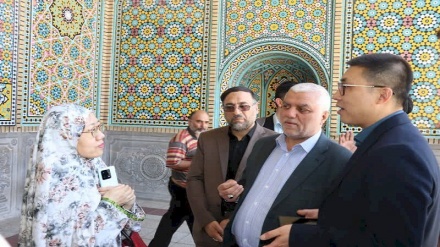نائب السفير الصيني لدى طهران يزور عتبة فاطمة المعصومة سلام الله عليها في قم