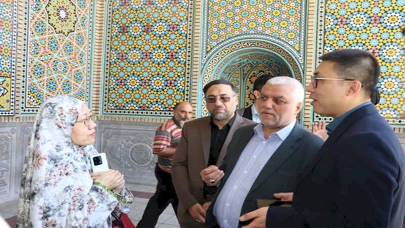 Iranpress: نائب السفير الصيني لدى طهران يزور عتبة فاطمة المعصومة سلام الله عليها في قم