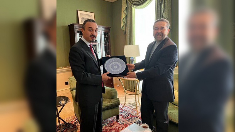 Iranpress: لقاء بين القائم بأعمال السفير الإيراني لدى لندن مع السفير السعودي 
