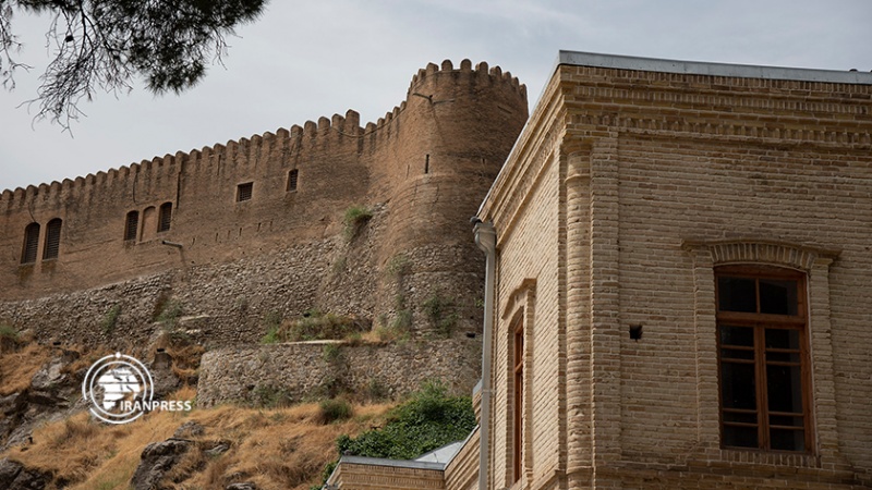 Iranpress: قلعة ‘فلك الأفلاك’ رمز للحضارة والسياحة بمحافظة لرستان