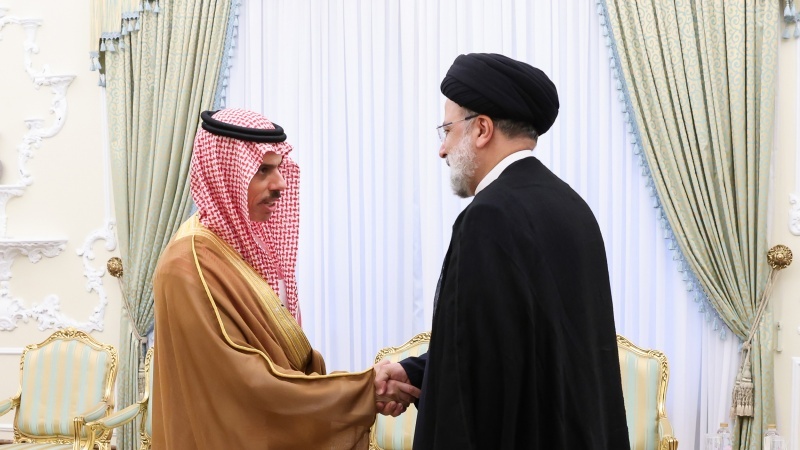 Iranpress: وزير الخارجية السعودي يلتقي الرئيس رئيسي في طهران