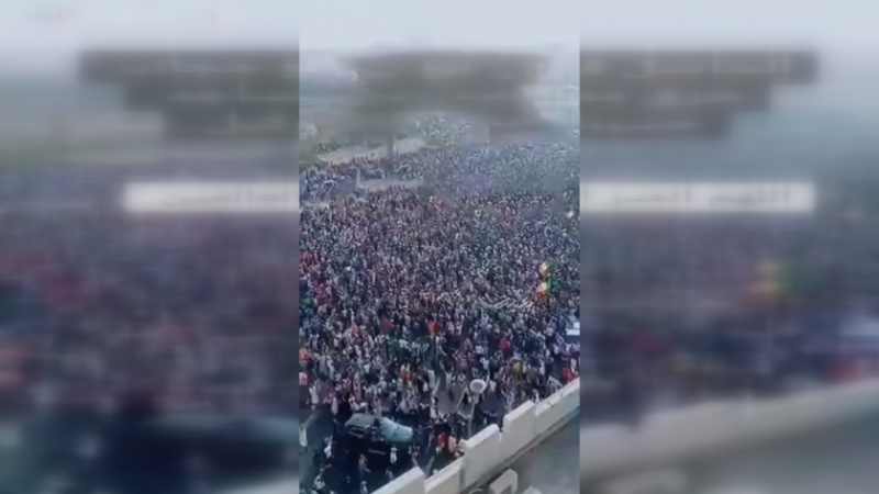 Iranpress: شاهد .. انتفاضة جماهيرية في أديس أبابا احتجاجا على الهجوم على النساء المحجبات