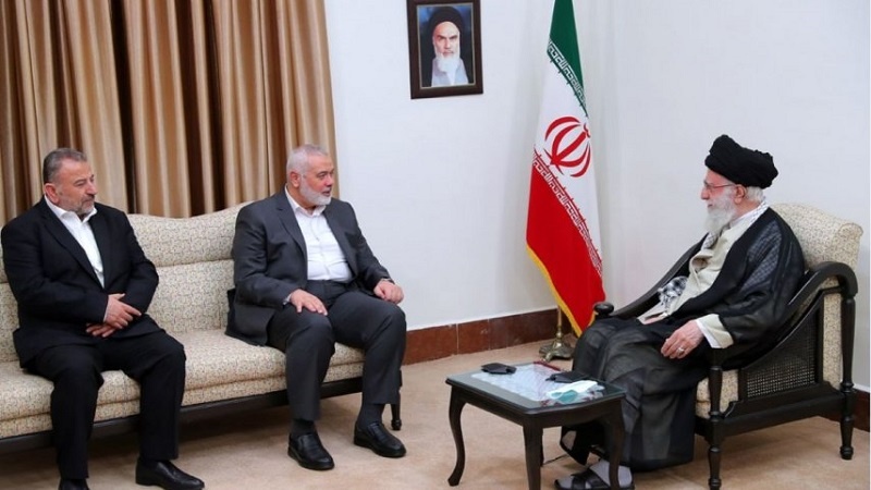 Iranpress: قائد الثورة الإسلامية يستقبل رئيس المكتب السياسي لحركة حماس