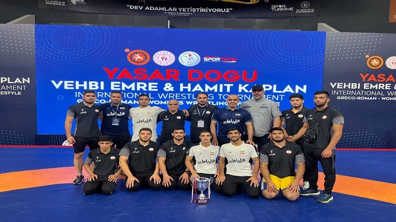 Iranpress: المنتخب الإيراني للمصارعة الحرة للشباب يفوز بالوصافة في كأس يشار دوجو بتركيا