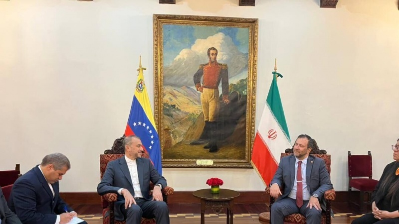 Iranpress: وزيرا الخارجية الإيراني والفنزويلي يناقشان العلاقات الثنائية