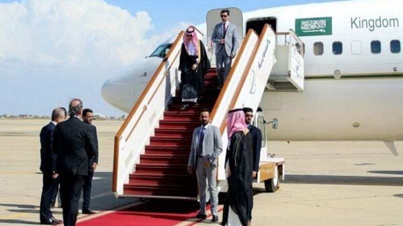 Iranpress: وزير الخارجية السعودي يصل إلى طهران