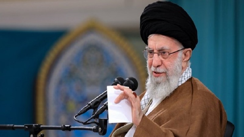 Iranpress: قائد الثورة يؤكد على ضرورة نقل سلوكيات ونضال الشهداء إلى جيل الشباب