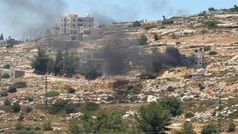 Iranpress: مستوطنون يحرقون منازل وسيارات فلسطينية شمال رام الله