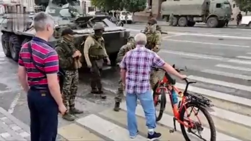 Iranpress: ببینید؛ اعتراض شهروندان روستوف به حضور تانک‌های واگنر در خیابان‌های شهر