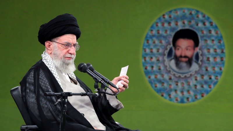 Iranpress: قائد الثورة الاسلامية: حماية الأمن النفسي للمجتمع من قضايا إعادة الحقوق العامة