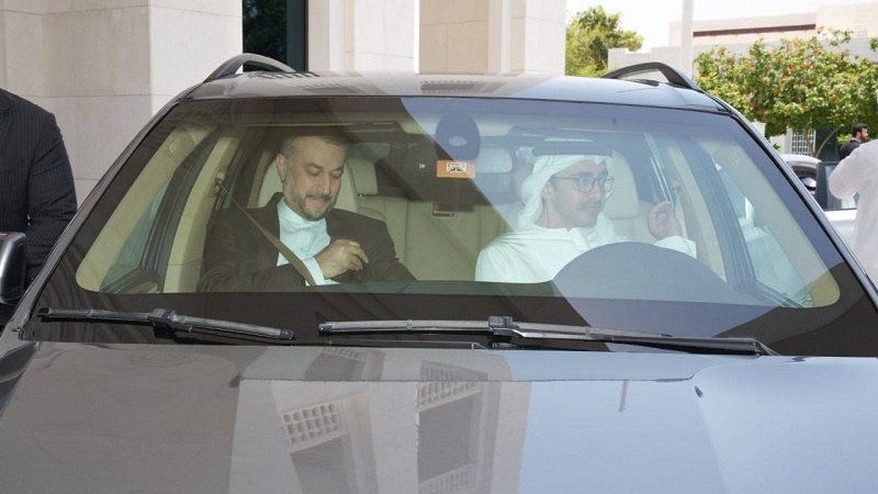 Iranpress: ببینید: گفت‌وگوی خصوصی ⁧امیرعبداللهیان⁩ و همتای اماراتی در خوردوی شخصی وزیر خارجه امارات