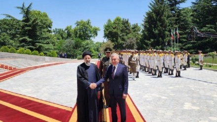 إيران وأوزبكستان توقعان عدة اتفاقيات للتعاون الاقتصادي والتجاري