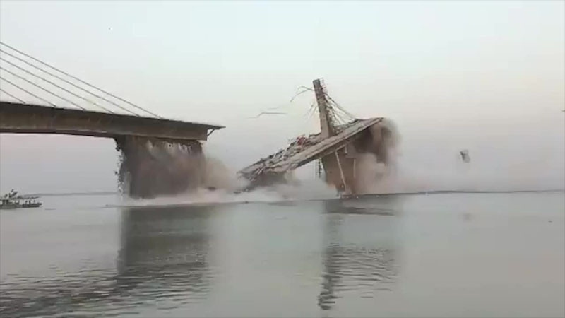 Iranpress: انهيار جسر ضخم قيد الإنشاء على نهر ‘الغانج’ في الهند