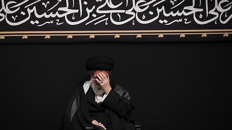 Iranpress: احياء مراسم ليلة تاسوعاء بحضور قائد الثورة الإسلامية