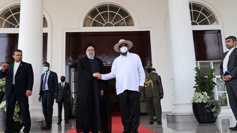 Iranpress: مراسم استقبال رسمية لرئيس الجمهورية في أوغندا