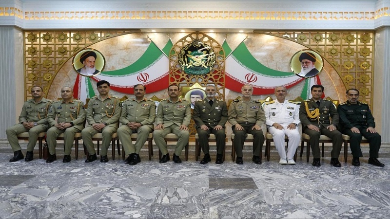 Iranpress: قائد الجيش الباكستاني يلتقي نظيره الإيراني في طهران