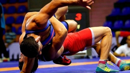 أربعة رياضيين إيرانيين يتأهلون إلى نهائيات بطولة آسيا للمصارعة الحرة للشباب