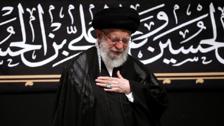 اقامة مراسم العزاء الحسيني في ليلة عاشوراء بحضور قائد الثورة الاسلامية