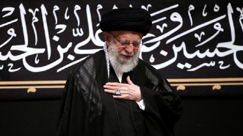 Iranpress: اقامة مراسم العزاء الحسيني في ليلة عاشوراء بحضور قائد الثورة الاسلامية