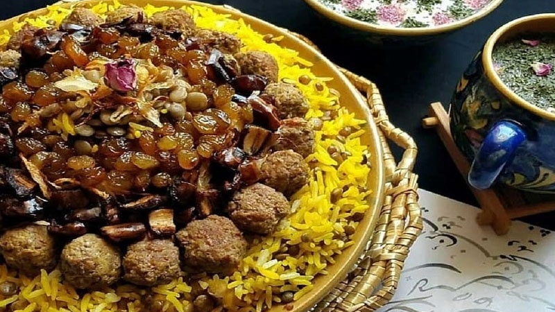 Iranpress: ‘بيلاف العدس‘ طعام إيراني يتم توزيعه في الاحتفالات الدينية