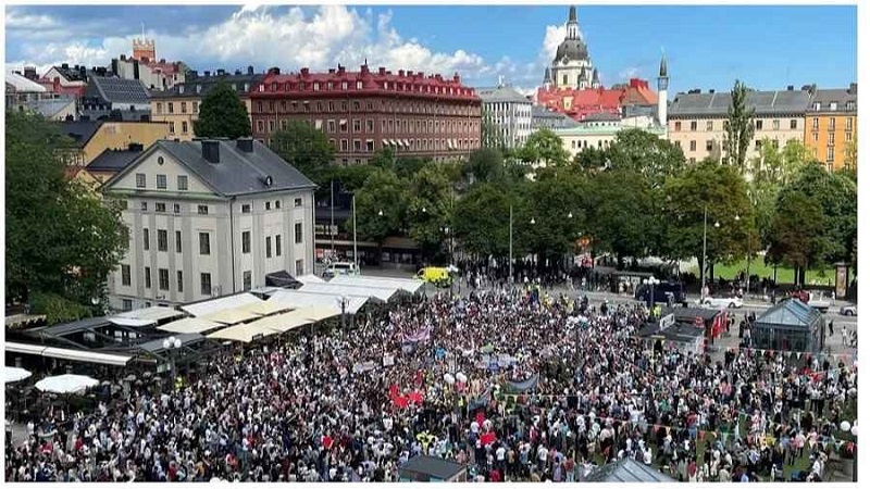 Iranpress: بالتكبيرات والأعداد الضخمة تظاهرات في ستوكهولم دعماً للقرآن ورفضاً لحرقه