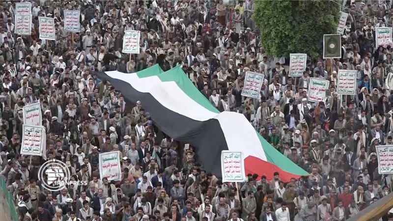 Iranpress: تظاهر آلاف اليمنيين في صنعاء للتنديد باستمرار رعاية السويد للإساءة إلى القرآن الكريم