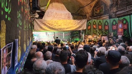 شاهد.. إقامة مراسم العزاء الحسيني تقليديًا في سوق طهران