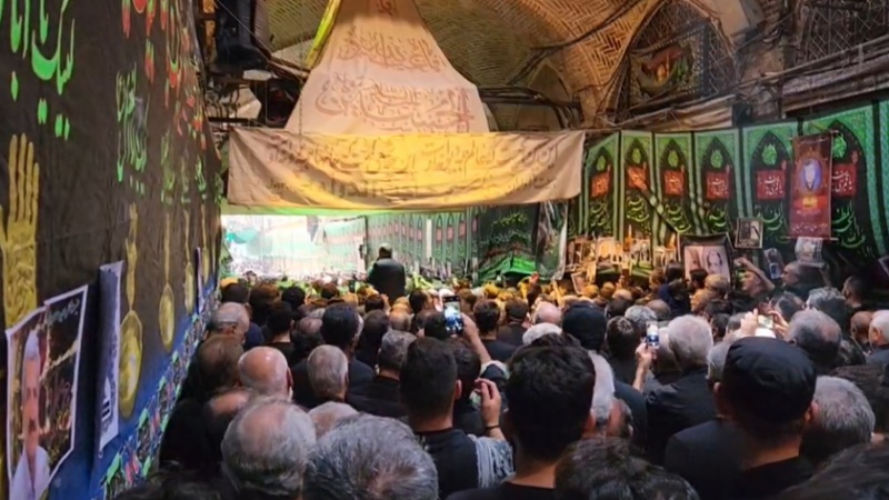 Iranpress: شاهد.. إقامة مراسم العزاء الحسيني تقليديًا في سوق طهران