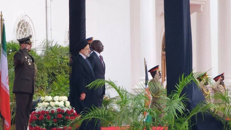 Iranpress: مراسم استقبال رسمية لرئيس الجمهورية في كينيا