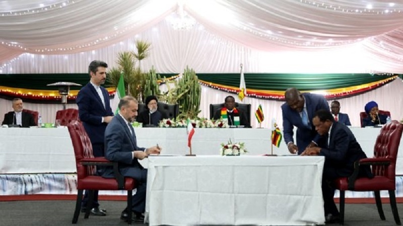 Iranpress: ايران و زيمبابوي توقعان على عدد من الوثائق لتعزيز التعاون الثنائي