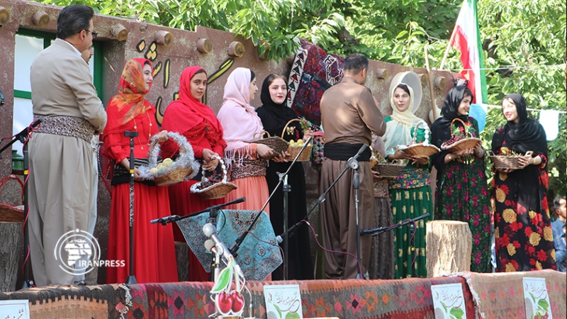 Iranpress: مهرجان الكرز في أشنويه مع الموسيقى الكردية