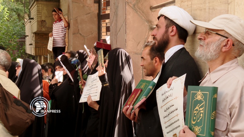 Iranpress: الأوساط القرآنية في طهران تدين انتهاك حرمة القرآن الكريم