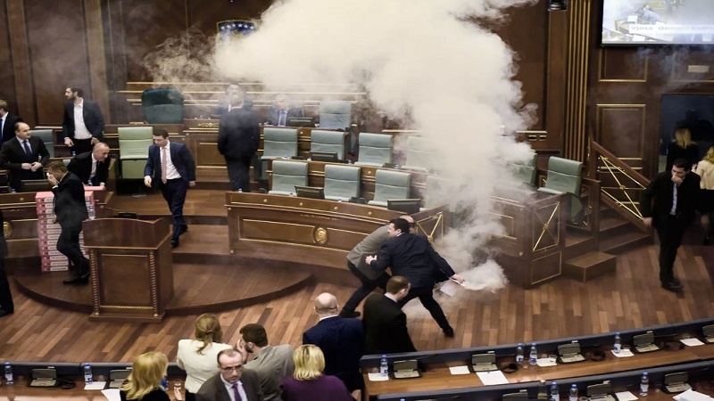 Iranpress: "مصارعة" في برلمان كوسوفو