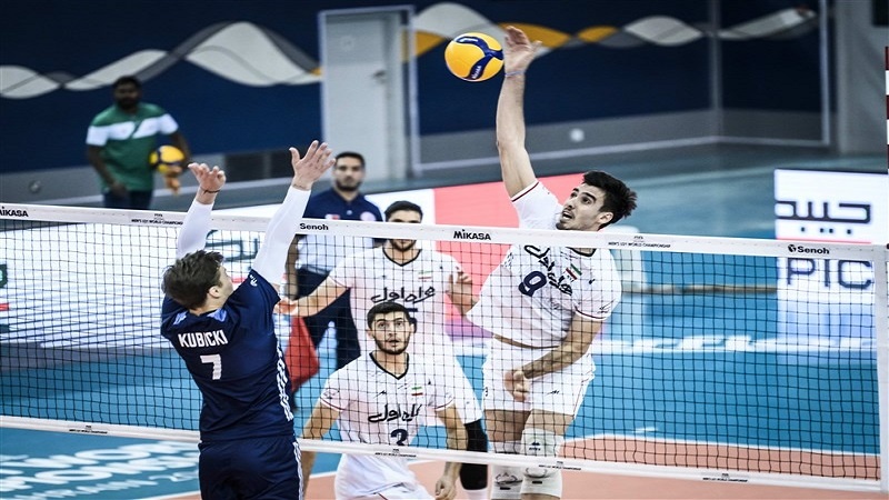 Iranpress: فوز منتخب الكرة الطائرة الإيراني أمام بولندا