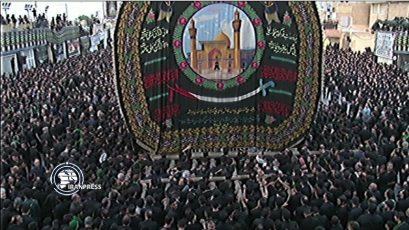 Iranpress: بدء مراسم عزاء ليلة الوحشة في أنحاء ايران الاسلامية 