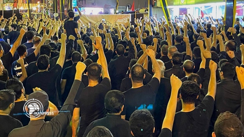 Iranpress: مسيرة البحارنة في ليلة الحادي عشر من شهر محرم