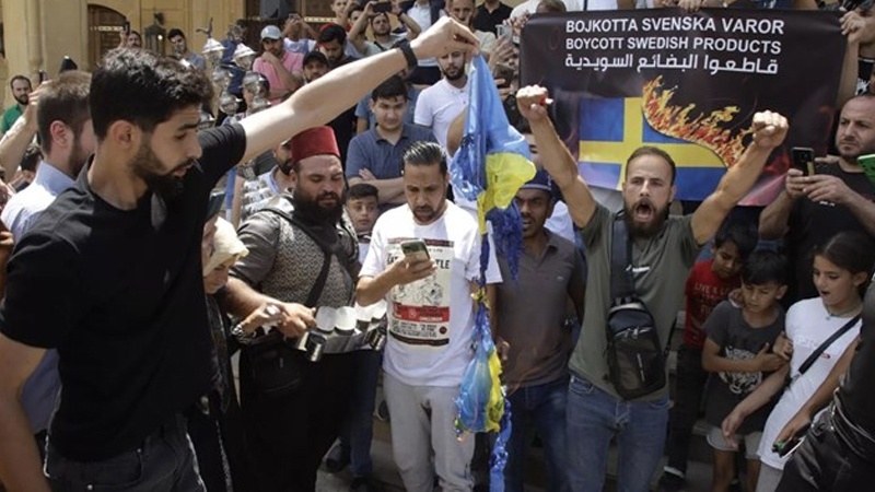 Iranpress: مصلون في لبنان يشعلون النار بعلم السويد احتجاجا على الإساءة للمصحف