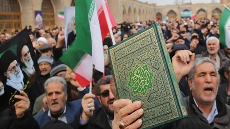 Iranpress: مسيرات منددة بإهانة القرآن الكريم بجميع أنحاء إيران